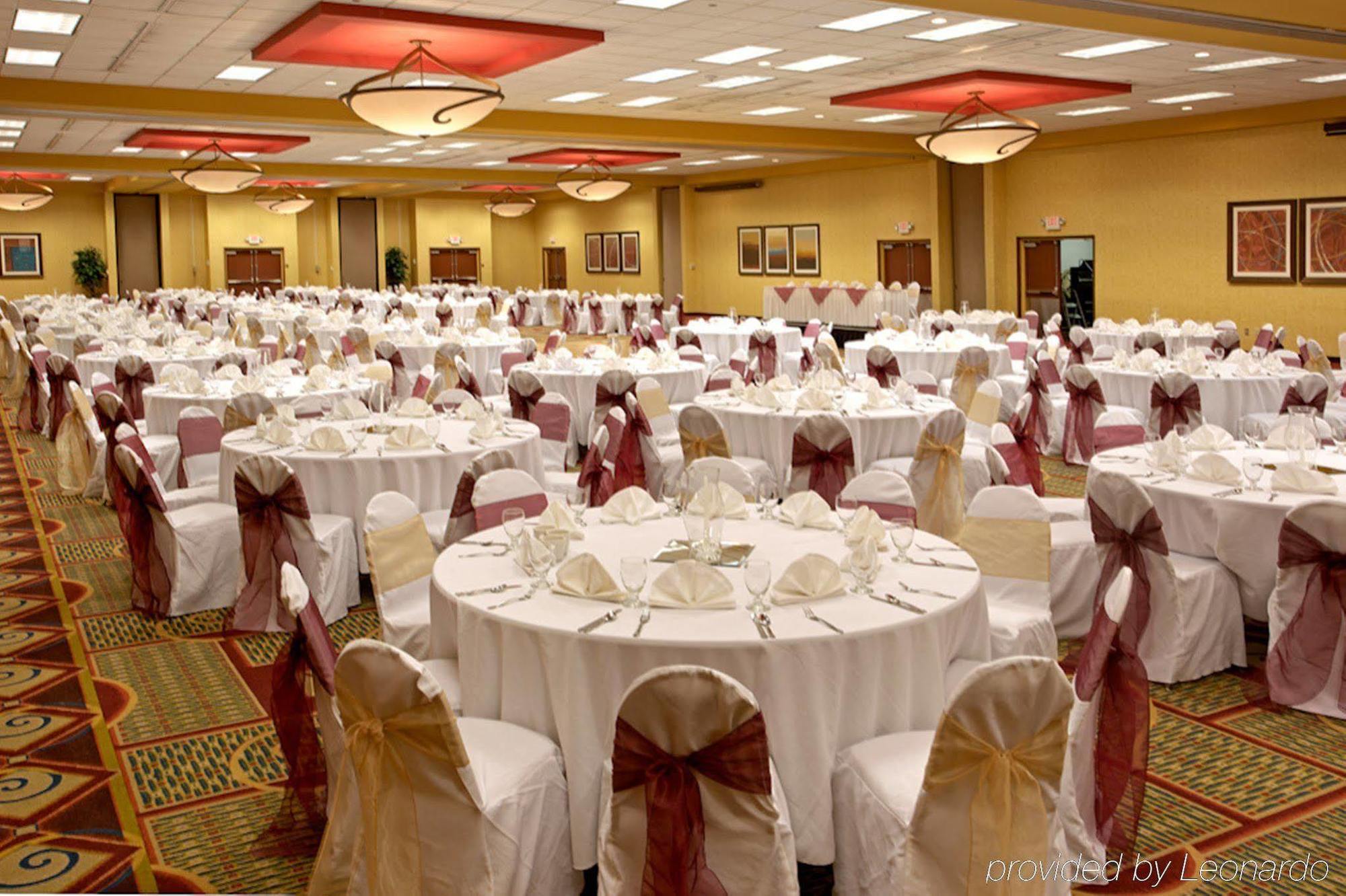 Holiday Inn Hotel And Suites Beaumont-Plaza I-10 & Walden By Ihg Exterior foto